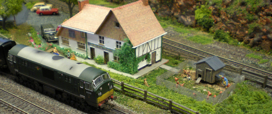 A BR green Class 22 heads east past the Bridgebury Arms pub with an afternoon stopper.